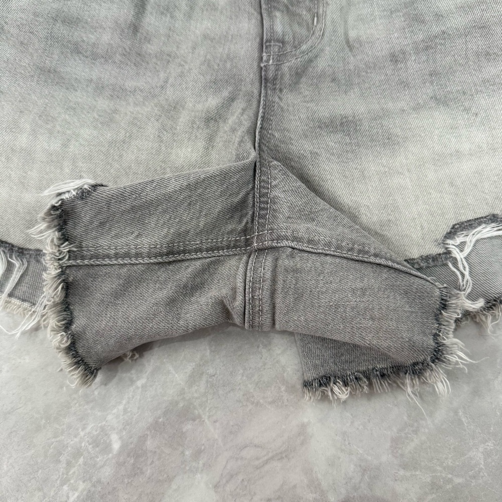 Women’s American Eagle Relaxed Distressed Gray Wash Jean Shorts Plus Size 14 - Picture 8 of 16